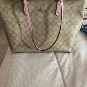 Coach large  bag. Great condition with no rips or tears.